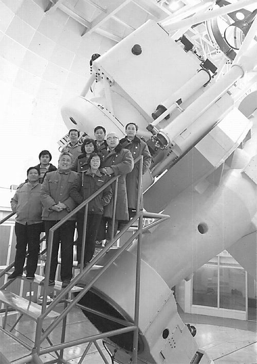 1989年2.16米望遠鏡運送到北京天文臺興隆站后潘君驊(中排右一)與研究人員在圓頂室內(nèi)合影.jpg